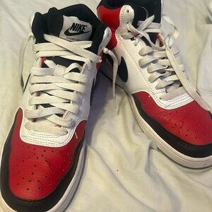 I’m selling these Nike basketball shoes